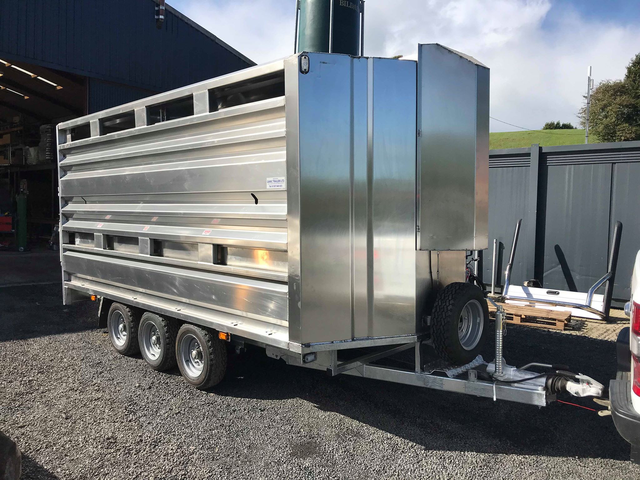 14ft Tri Axle Hydraulic Deck Livestock Trailer Gamic Trailers